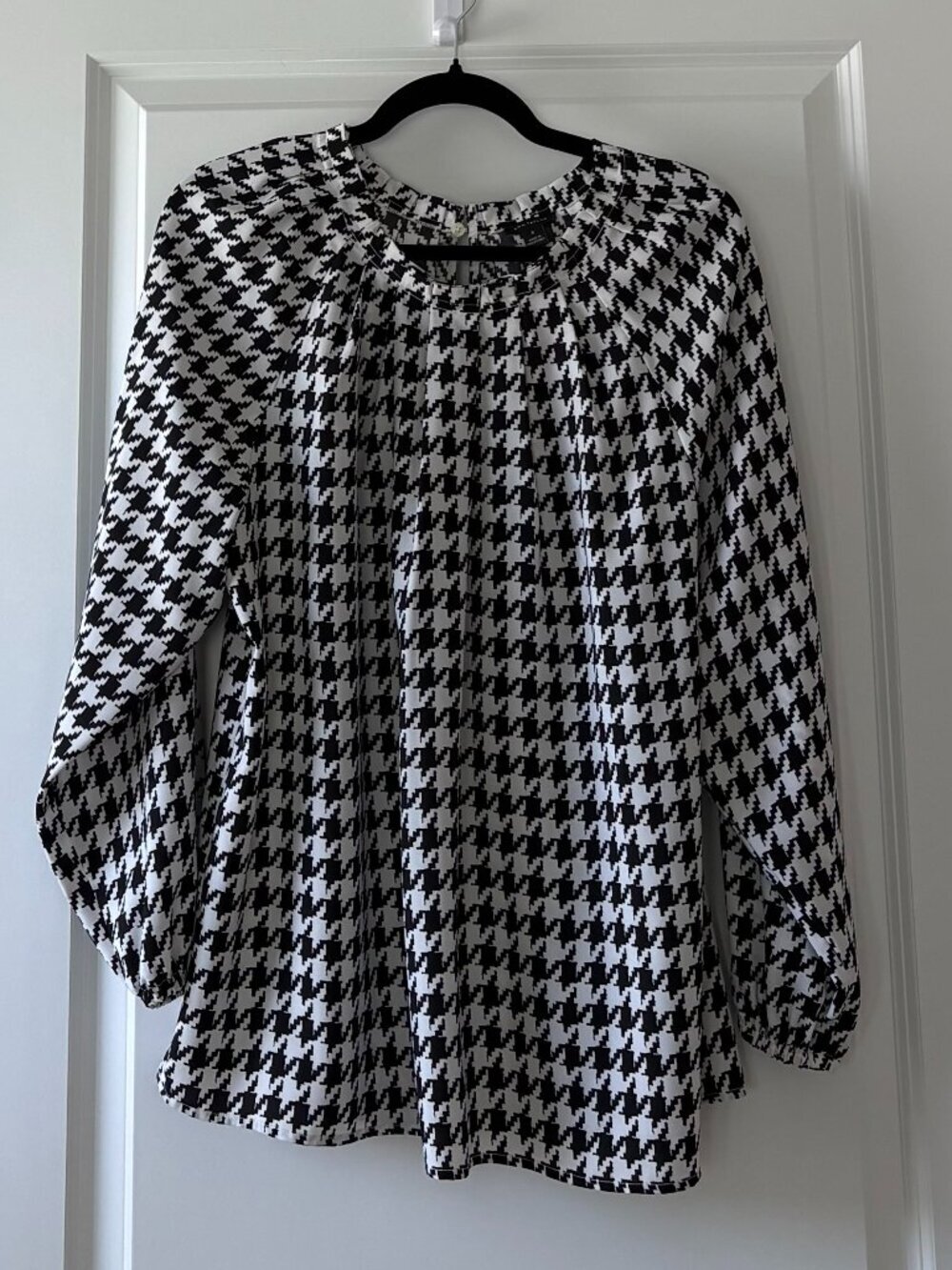 Ann Taylor Long Sleeve Black & White Houndstooth Blouse Size Medium